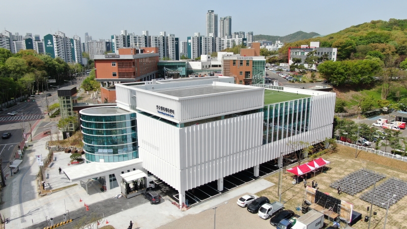 연수구가 원도심 주민들의 생활체육 수요를 뒷받침할 새로운 체육시설인 연수행복체육센터 건립을 완료하고 준공식을 열었다